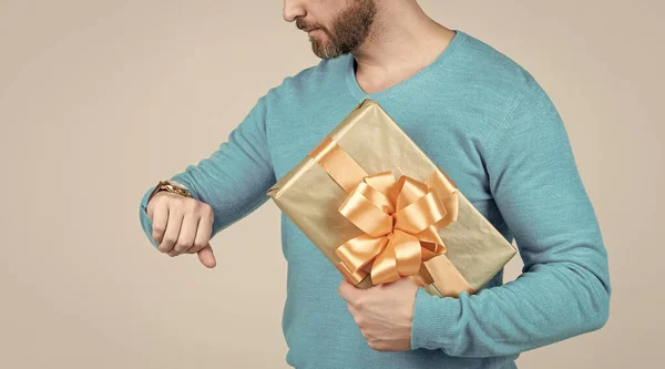 Levágott ember gazdaság ajándék vagy ajándék doboz és ellenőrzése idő karóra, vásárlási idő — Stock Fotó