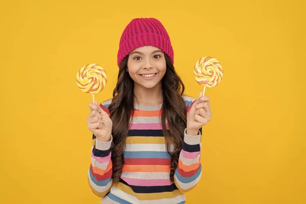 Menina adolescente alegre com doces pirulito, cuidados dentários — Fotografia de Stock