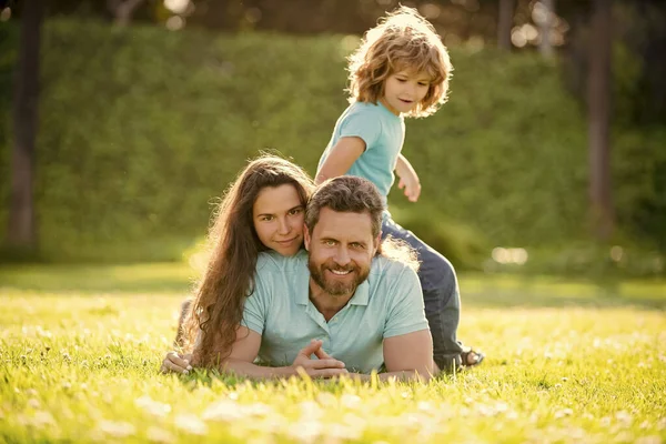 Padres alegres con niño. mamá papá e hijo aman relajarse juntos. adopción y caridad — Foto de Stock