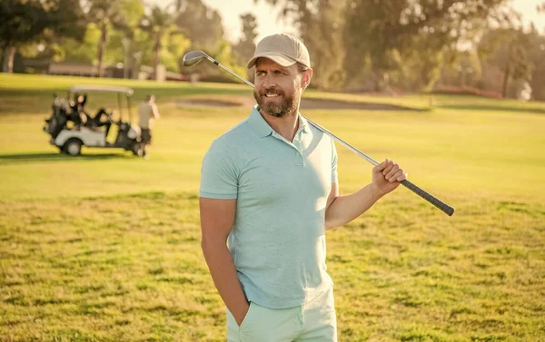 Nyári tevékenység. profi sport szabadtéri. férfi golfozó profi golfpályán. — Stock Fotó