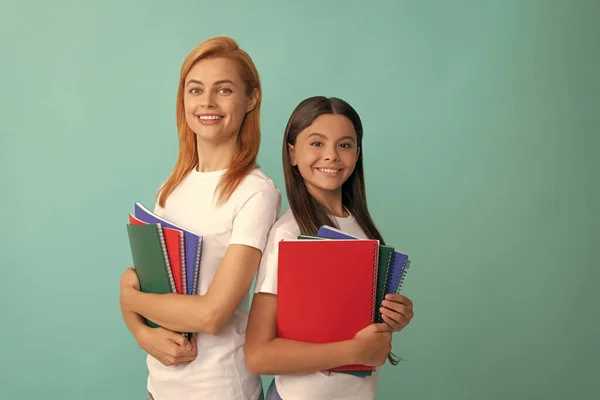 Privéleraar en kind met copybooks. Familie hulp. moeder en dochter hebben notitieboekje — Stockfoto