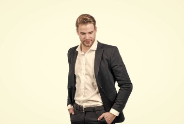 Resmi takım elbiseli ciddi profesyonel işletme yöneticisi beyaz fotokopi alanında izole edildi.