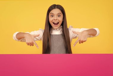 Mutlu genç kız, fotokopi için boş pembe kağıt kağıtları işaret ediyor, terfi için.