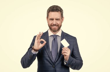 Boş plastik kartvizit. Başarılı CEO kolay bankacılık kar ödemesi öneriyor.