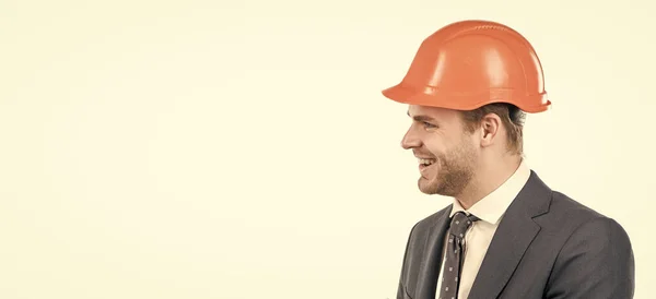 Engineering that works. Civil engineer side-face. Happy engineer in hardhat. Profile portrait — Stock Photo, Image