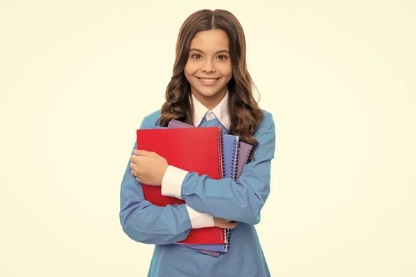 Um aluno feliz com um livro de recordações. menina adolescente com notebook. de volta à escola. criança pronta para estudar. — Fotografia de Stock