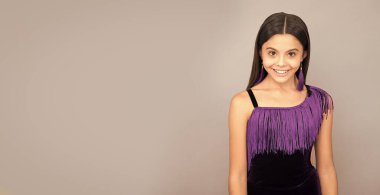 Güzellikle gülümseyen mutlu kız. Fotokopi için gri arka plan, güzel.