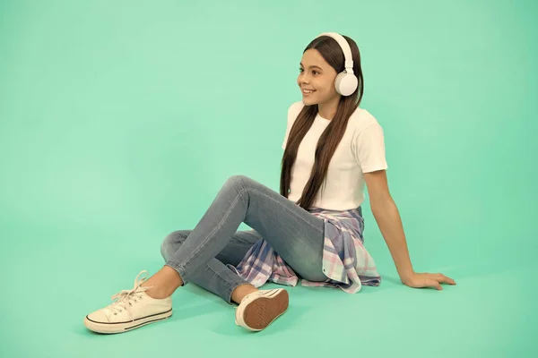 Chica adolescente feliz escuchar música en auriculares inalámbricos, desarrollo de la infancia —  Fotos de Stock