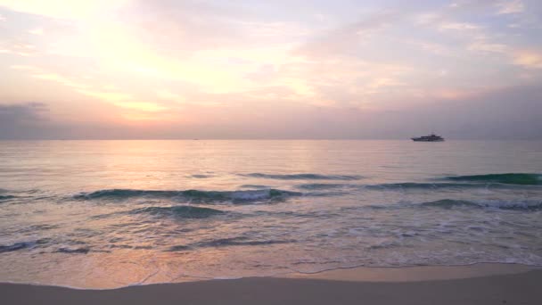 Yaz plajı, gün doğumunda gökyüzü, martılar ve yatlar, romantik manzara. — Stok video