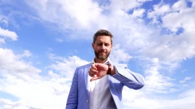 Ciddi bir iş adamı bekliyor ve kontrol ediyor. Gökyüzünü izliyor, buluşma zamanını hesaplıyor.