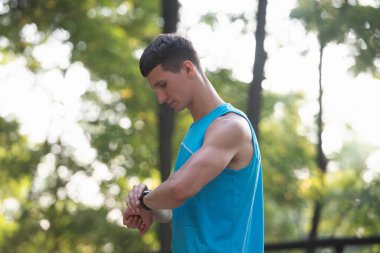 Spor giyim sektöründe koşan adam Akıllı Adam 'ı kontrol ediyor.