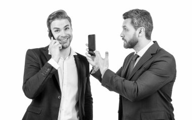 İş görüşmelerinde el kol hareketi yapan erkek ortaklar. canlı iş iletişimi.