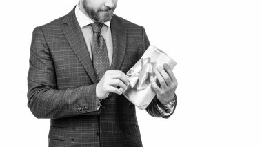 Hadi açalım. Kırpılmış adam romantik bir randevu için hazırlan. Ödül almış bir adam..