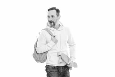 Beyaz, uzun panolara izole edilmiş sırt çantası ve bozuk para tahtasıyla kapüşonlu yakışıklı, olgun bir hippi..