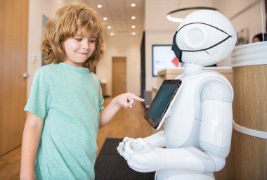 Çocuk robot yapay zeka ve iletişim ile etkileşime geçiyor.