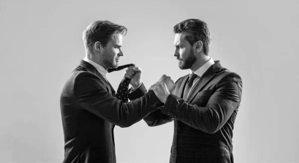 ビジネスミーティングで争う2人の怒っているビジネスマンにはビジネス競争とリーダーシップがあり. — ストック写真