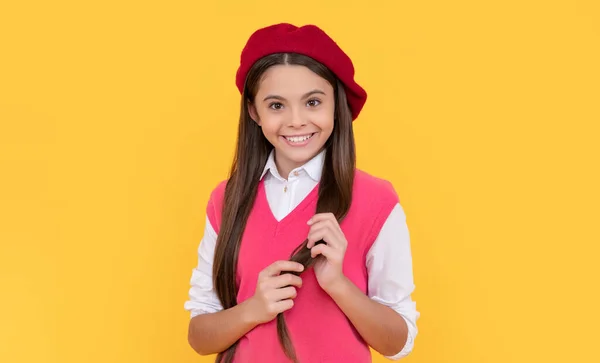 Szczęśliwy nastolatek szkoła dziewczyna w francuski beret na żółtym tle, moda — Zdjęcie stockowe