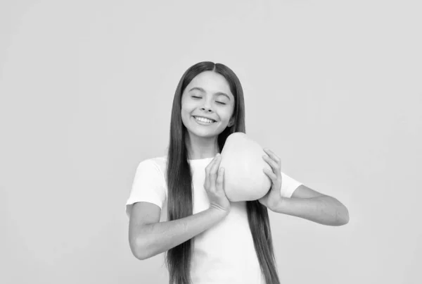 Menina adolescente alegre segurar grande frutas cítricas de pomelo amarelo cheio de vitamina, comida saudável — Fotografia de Stock