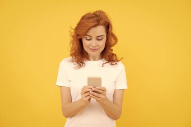 mobil sohbet uygulaması. İnternette kız sohbeti. SMS ve anlık mesajlaşma. Daktilo ve mesaj. blog yazarı