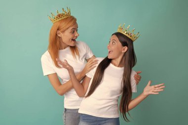 Şaşkınlık içinde olmak. Şaşırmış anne, kızına bak. Sürpriz parti. İnanılmaz..