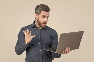 Girişimci ya da yönetici şok oldu. Çevik iş. profesyonel ağ yöneticisiName.