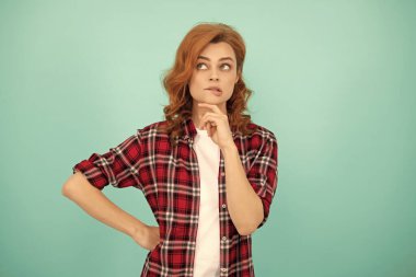 Genç bir kızın portresi. Kızıl saçlı kadın. Kareli gömlekli kızıl saçlı kadın..