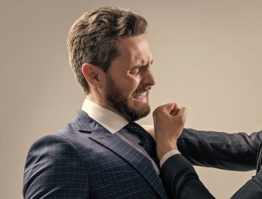 Mücadele devam ediyor. İşadamı yumruğunu savun. Yumruk dövüşü. Fiziksel saldırı.