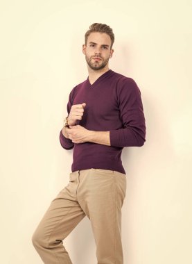 Yakışıklı adam modern moda tarzında günlük kıyafetler giyiyor. Beyaz, erkek giyim kuşamında.