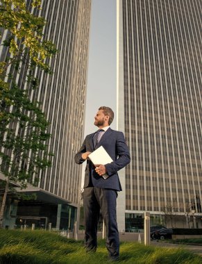 İş adamı kılığındaki kendine güvenen girişimci PD 'yi ofisin dışında serbest tutuyor.