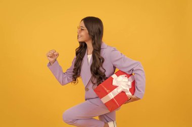 Alışveriş finali bitti. Genç alışverişçi. Acele et. Hediye kutusuyla koşan şık genç kız.