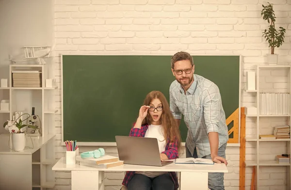 Aile yardımı. Baba ve kızı Clackboard 'un yanında. Okula dönüyorum. çocukluk eğitimi.