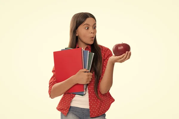 Verrast meisje met notitieboekje. terug naar school. kind met appel klaar om te studeren. gezonde jeugd. — Stockfoto