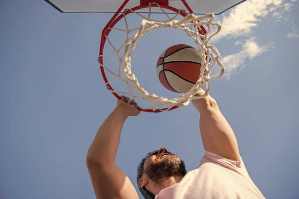 Jugador de baloncesto lanza la pelota en el aro al aire libre, apuntando — Foto de Stock