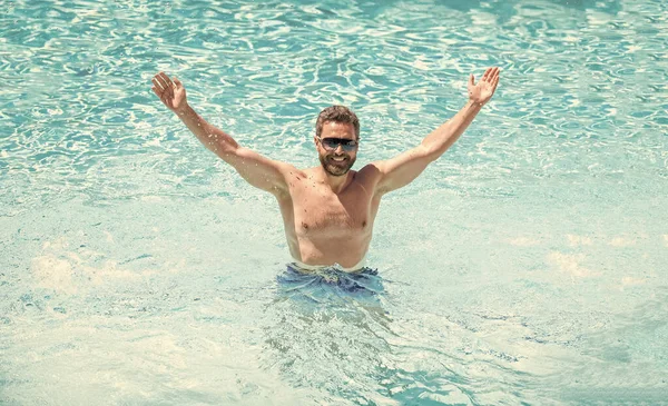 Szczęśliwy przystojny facet w okulary kąpielowe w basenie na lato, basen party — Zdjęcie stockowe