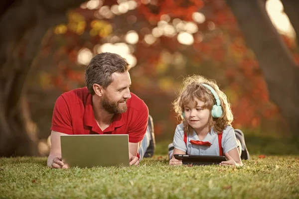 Çocukluk ve ebeveynlik. Mutlu çocuk kulaklıkla müzik dinler. webinar video dersi