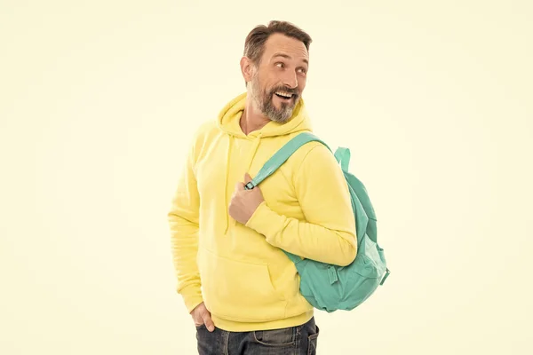 Веселый зрелый мужчина в капюшоне нести школьную сумку или рюкзак изолированы на белый, случайный стиль. — стоковое фото