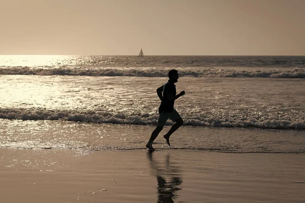 Zdrowy mężczyzna biegający po plaży. Energiczne lato. uciekinier czuje wolność. Pospiesz się.. — Zdjęcie stockowe