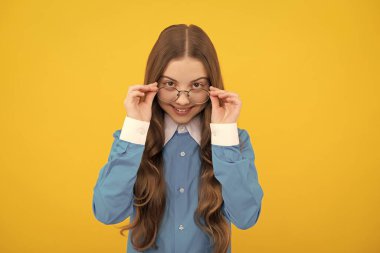 Gözlüklerimle gayet iyi görüyorum. Mutlu kız gözlük takıyor. Görmekte zorlanıyorum