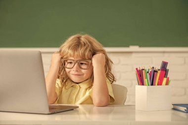 Online eğitim kavramı. Dizüstü bilgisayarlı gözlüklü inek çocuk. Eylül 1 e-öğrenim