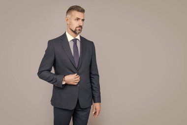 Erkek resmi moda. Profesyonel traşsız CEO. Kendinden emin, boz saçlı patron. Boşluğu kopyala.