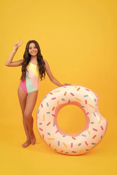 Літні канікули. щаслива дівчина в купальнику надувний пончик кільце. підліток з плавальним кільцем . — стокове фото