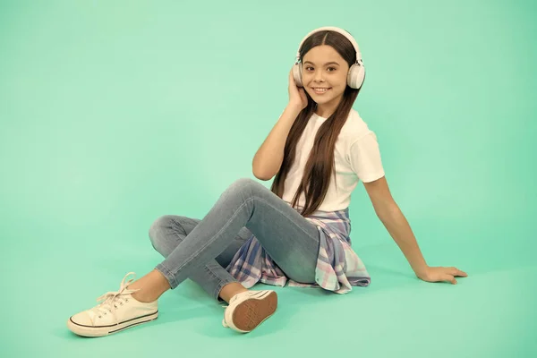 Niña feliz escuchar música en auriculares inalámbricos, auriculares modernos —  Fotos de Stock