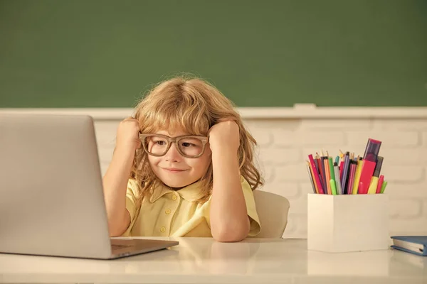 Begreppet online-utbildning. En nörd i glasögon med laptop. 1 september: e-lärande — Stockfoto