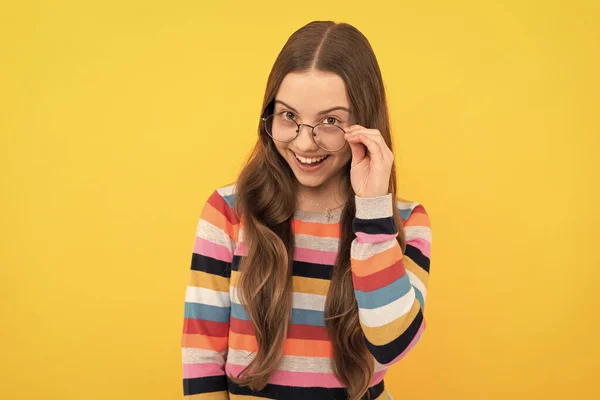 Correctie van gezichtsvermogen. gezondheid van de ogen. optische eyecare. terug naar school. kennis en onderwijs. — Stockfoto