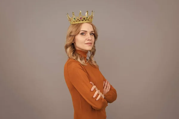 Self confident blonde girl with curly hair wear crown, confidence — Stock Photo, Image