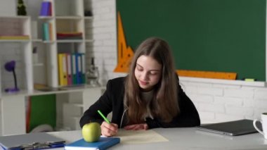 Eylül 'de sınıfta ödev yapmaya çalışan bir öğrenci.