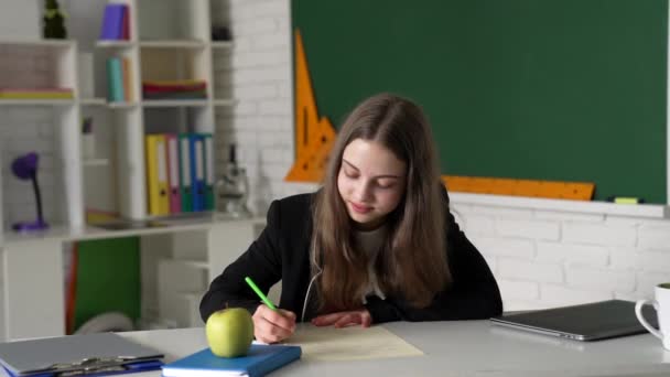 Alumno tratando de estudiar los deberes en el aula, septiembre — Vídeo de stock