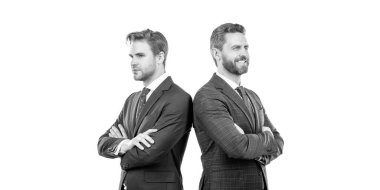 Takım elbiseli iki kendine güvenen iş ortağı el ele verip beyazlara izole edilmiş, ortaklık.