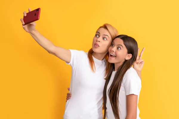 Mãe espantada e filha fazendo selfie no smartphone, vídeo revisão — Fotografia de Stock