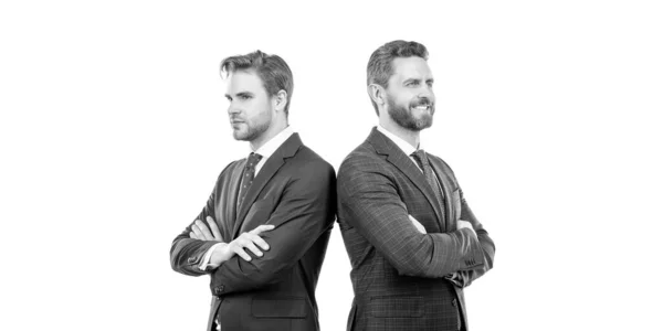 Δύο συνεργάτες με αυτοπεποίθηση στο κοστούμι σταυρώνουν τα χέρια απομονώνονται σε λευκό, συνεργασία — Φωτογραφία Αρχείου